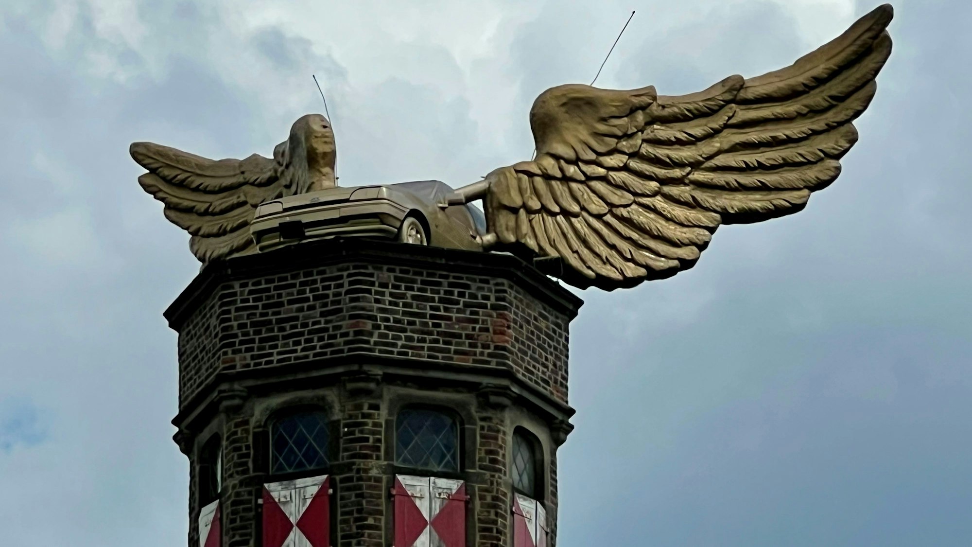 Das Flügelauto des Künstlers HA Schult muss möglicherweise aus Sicherheitsgründen vom Zeughausturm entfernt werden.