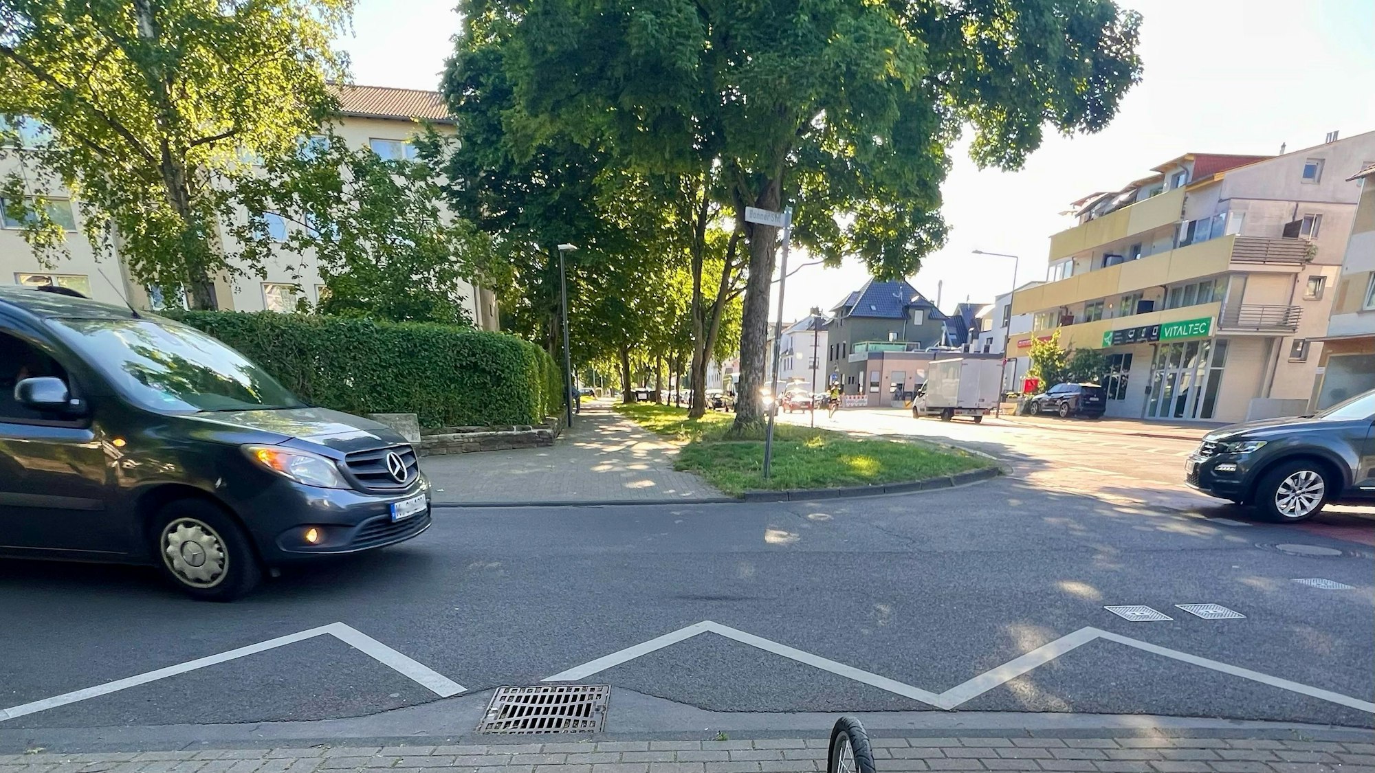 Autos auf der Bonner Straße, Ecke Bergerstraße im Stadtteil Eil.