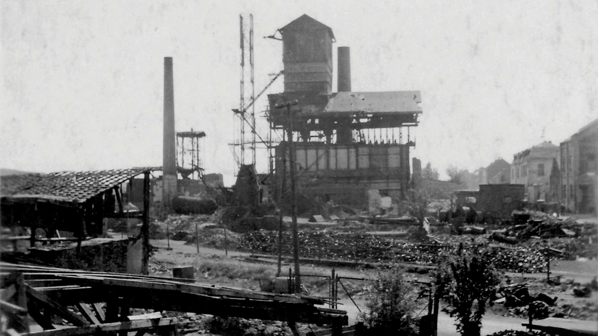 Die historische Schwarz-Weiß-Aufnahme zeigt das einstige Gaswerk an der Roitzheimer Straße in Euskirchen.
