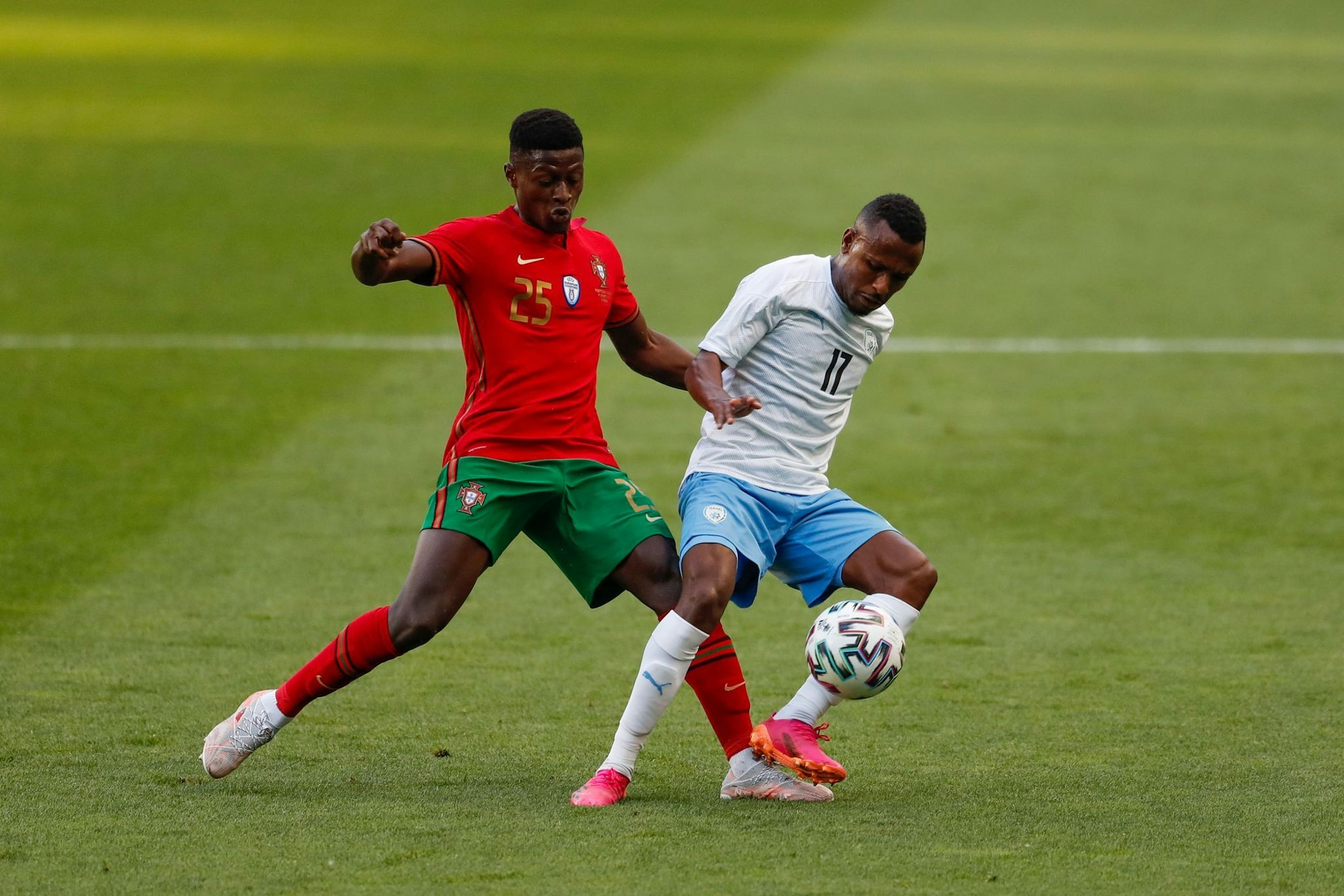 Der israelische Nationalspieler Gadi Kinda (r), hier im Zweikampf mit Portugals Nuno Mendes, ist gestorben.