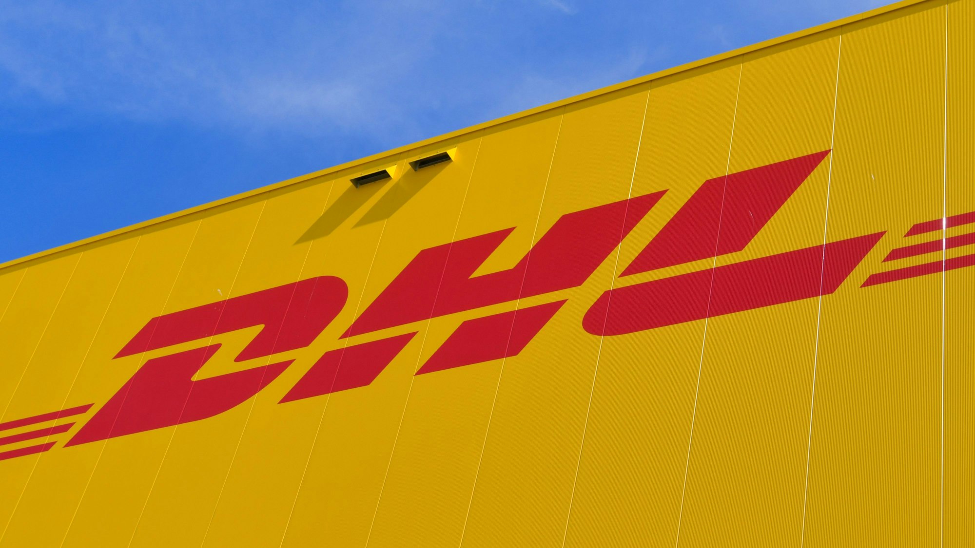 Auf der A7 in Bayern ist am Montagabend (19.Mai) ein DHL-Laster ausgebrannt (Symbolbild eines DHL-Logos).