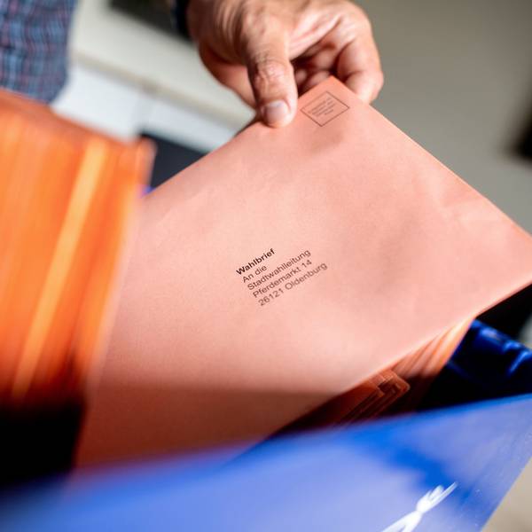 Das Bild zeigt einen Mitarbeiter aus dem Wahlbüro beim Sortieren eines per Briefwahl eingegangenen Stimmzettel zur Kommunalwahl (Symbolbild) Foto: Hauke-Christian Dittrich/dpa