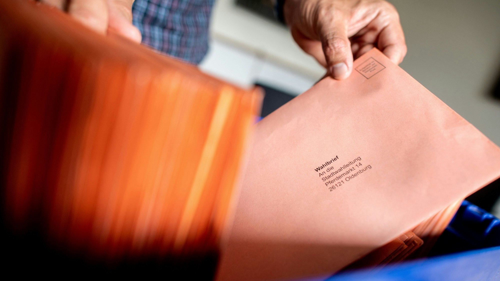 Das Bild zeigt einen Mitarbeiter aus dem Wahlbüro beim Sortieren eines per Briefwahl eingegangenen Stimmzettel zur Kommunalwahl (Symbolbild) Foto: Hauke-Christian Dittrich/dpa
