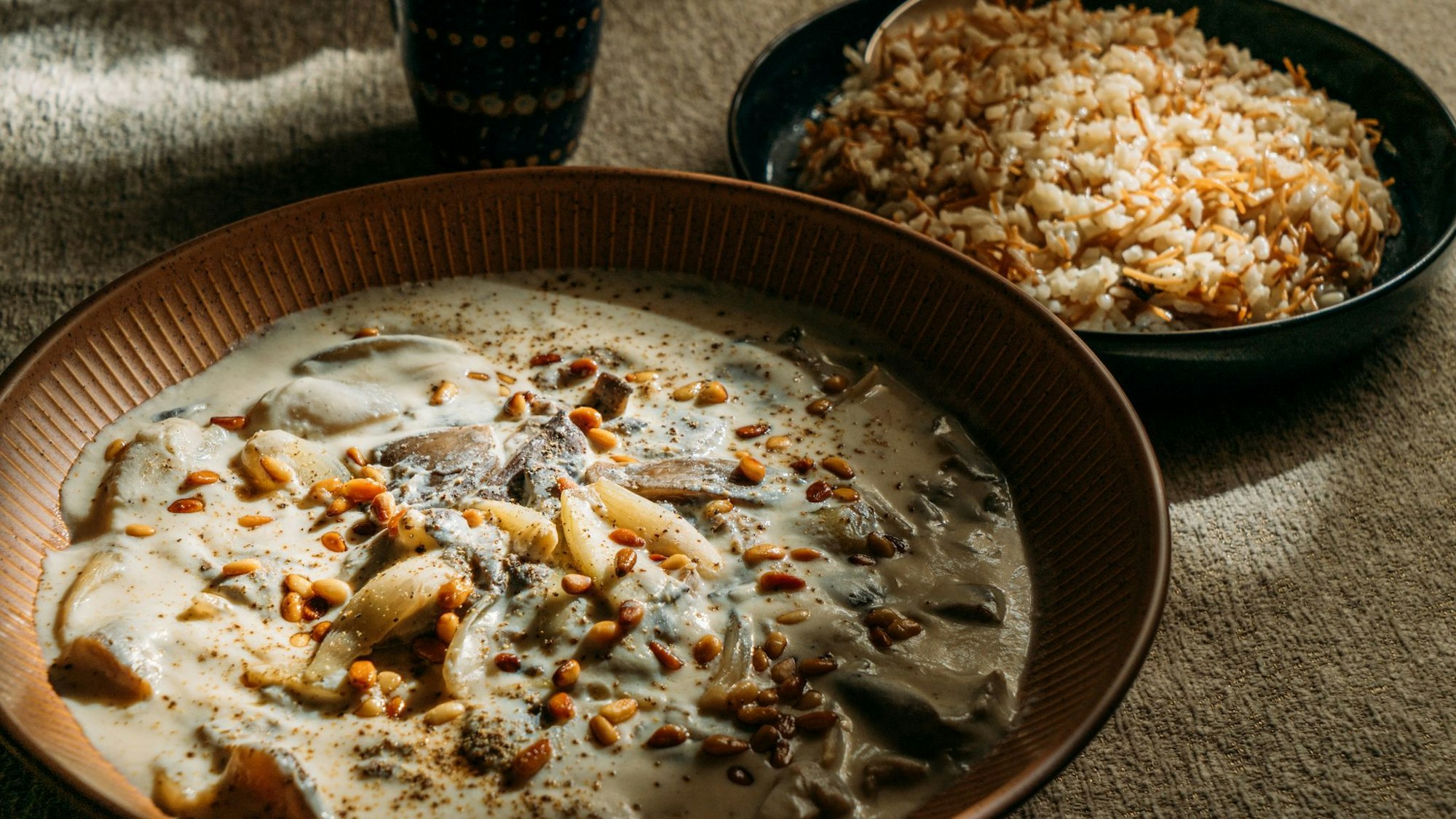 Shakriyeh funktioniert auch vegan: Pilze ersetzen darin das Lammfleisch, Sojajoghurt den Joghurt aus Kuhmilch.