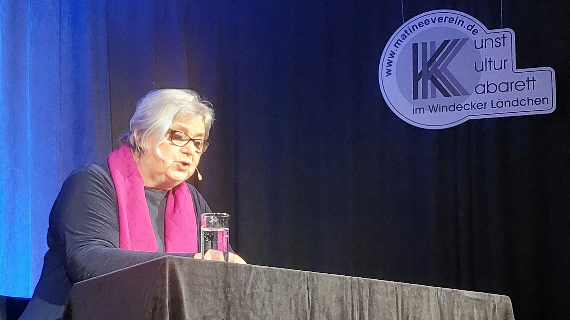 Hanns Dieter Hüschs Tochter Anna und Nicolas Evertsbusch bescherten den Windeckern im Herchener Haus des Gastes einen wundervollen Abend mit Erinnerungen an den großen Meister des Kabaretts.