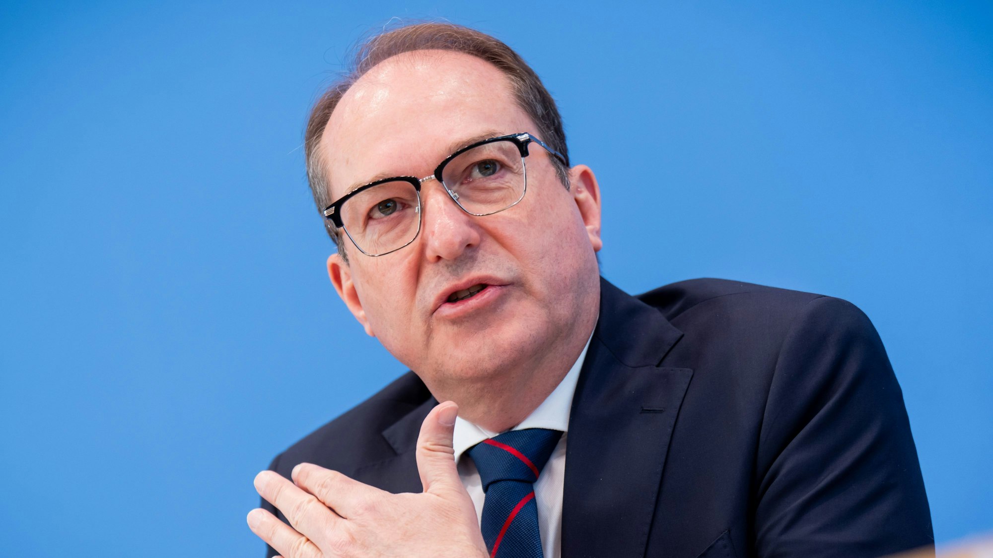 Alexander Dobrindt (CSU), Bundesinnenminister, nimmt an der Vorstellung der Jahresstatistik Politisch Motivierte Kriminalität teil.