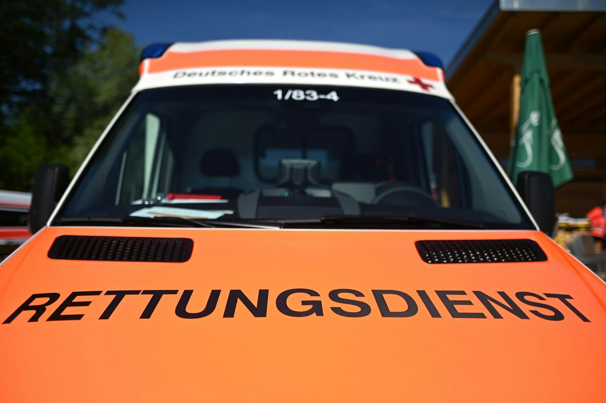 Drei Menschen streben als eine Arbeitsgondel in die Tiefe stürzt. (Symbol-Foto).