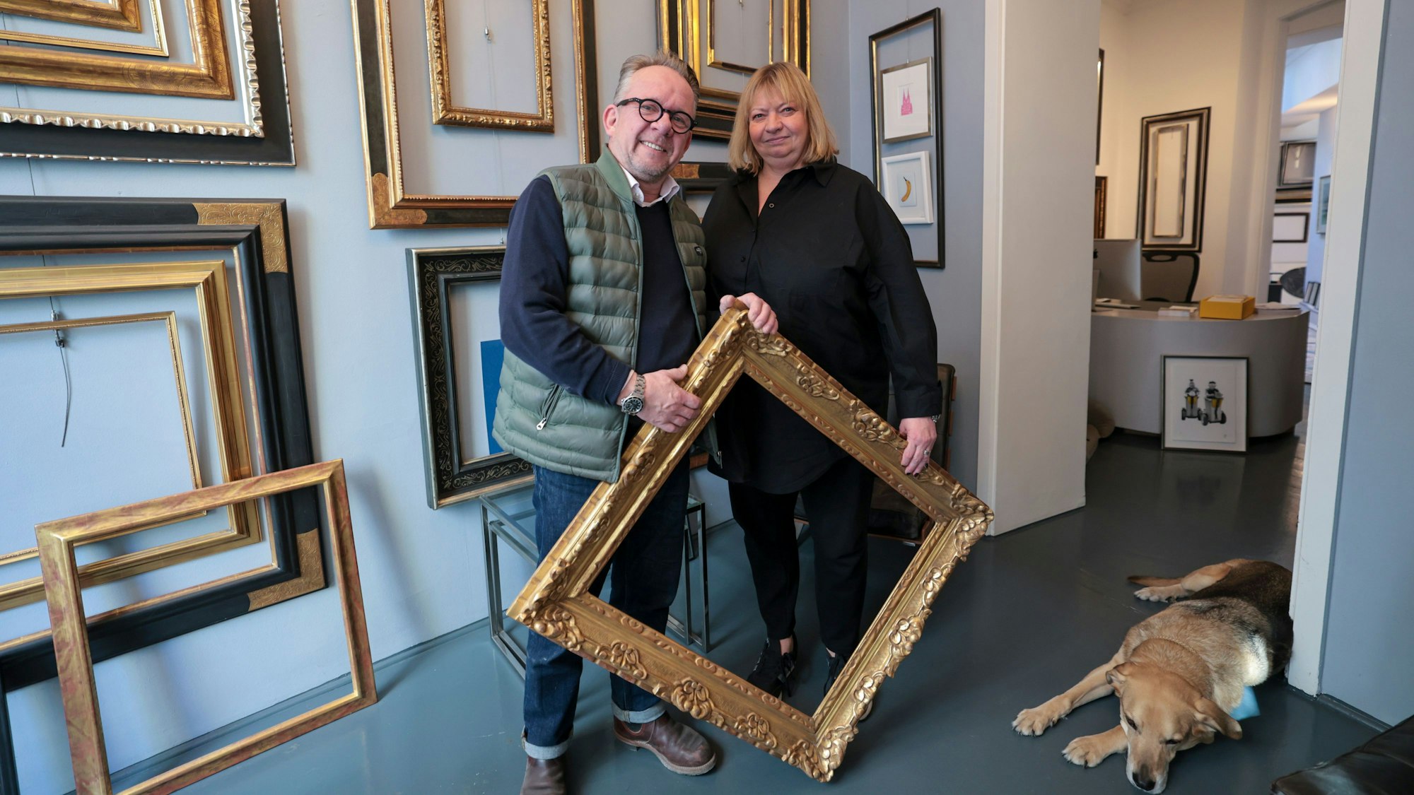 Rund 2600 verschiedene Leisten zur Fertigung für Rahmen stehen in der Werkstatt von Simone Osper und ihr Mann Thomas Paganini bereit.