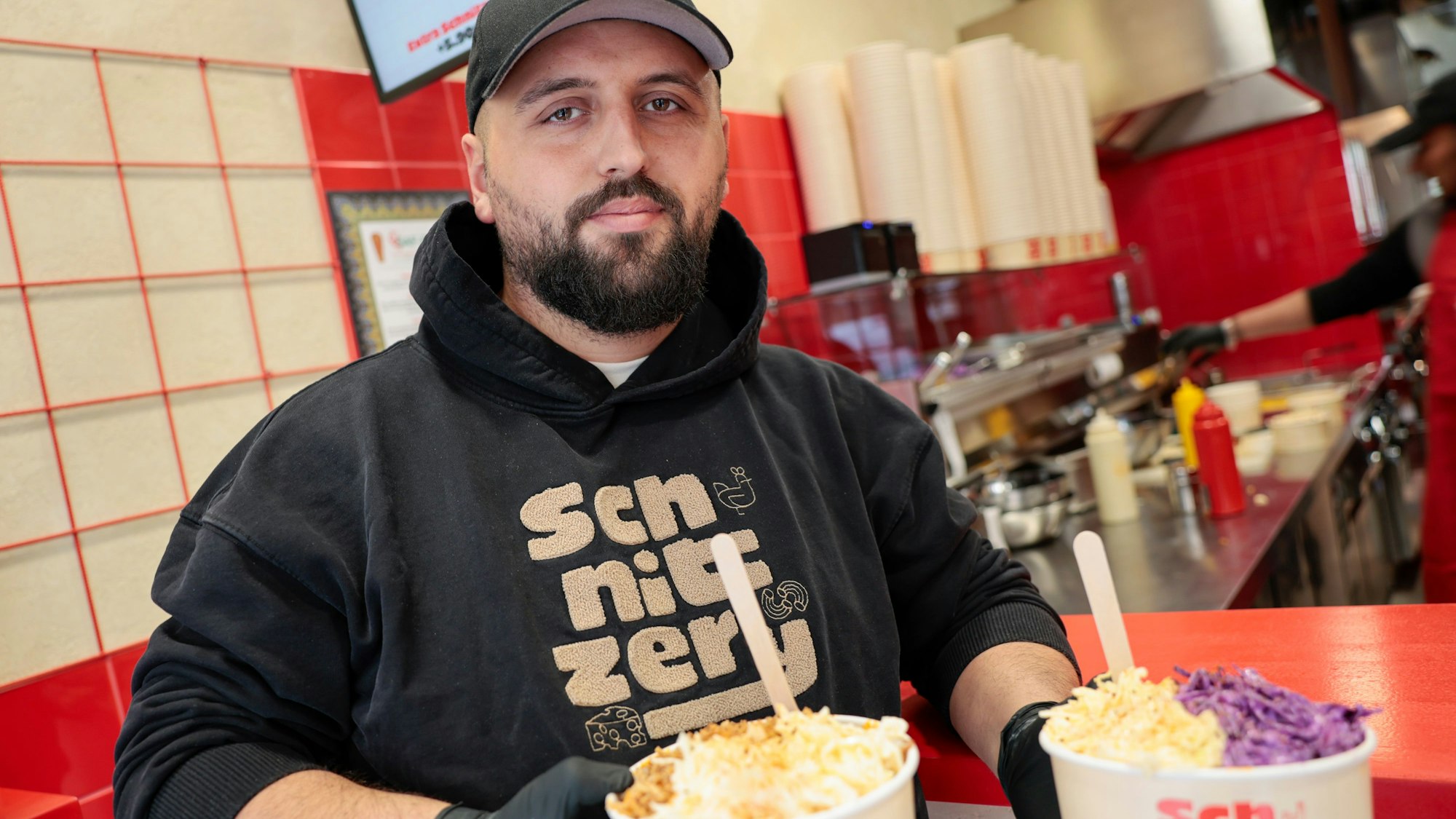 Kein Snack, sondern ein echter Sattmacher: Die Schnitzel-Becher von Schnitzery sind etwas für den großen Hunger, erklärt Jasin Aliji, Leiter der neuen Kölner Filiale.