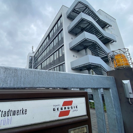 Zu sehen ist der Sitz der Stadtwerke Brühl.