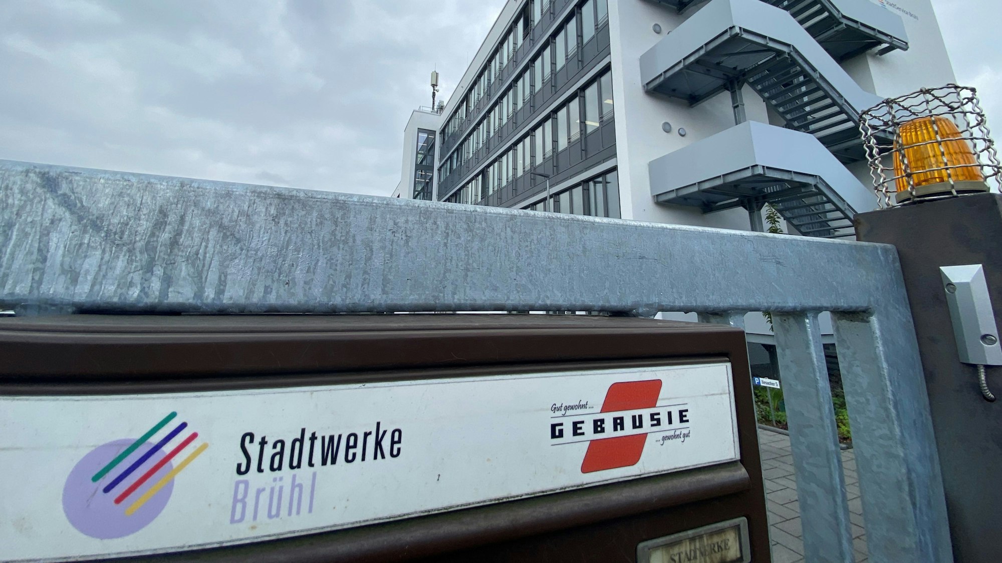 Zu sehen ist der Sitz der Stadtwerke Brühl.