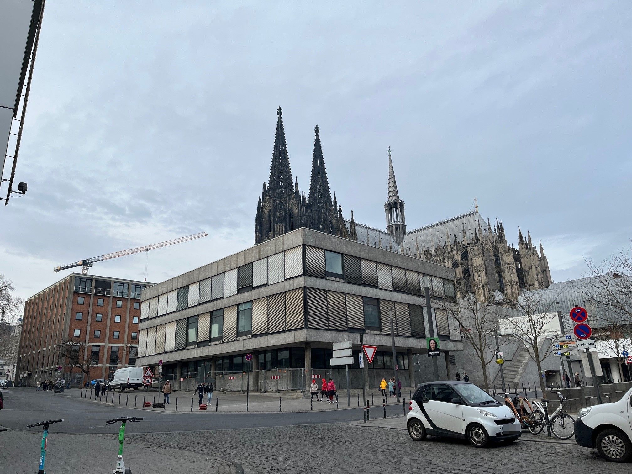 Das leerstehende Studienhaus des Römisch-Germanischen Museums, dahinter der Kölner Dom.