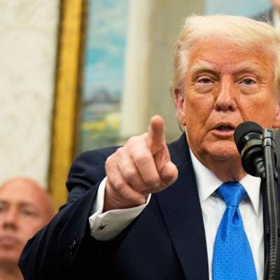 19.05.2025, USA, Washington: US-Präsident Donald Trump spricht während einer Veranstaltung zur Verleihung einer Auszeichnung an Polizeibeamte im Oval Office des Weißen Hauses. Foto: Manuel Balce Ceneta/AP/dpa +++ dpa-Bildfunk +++
