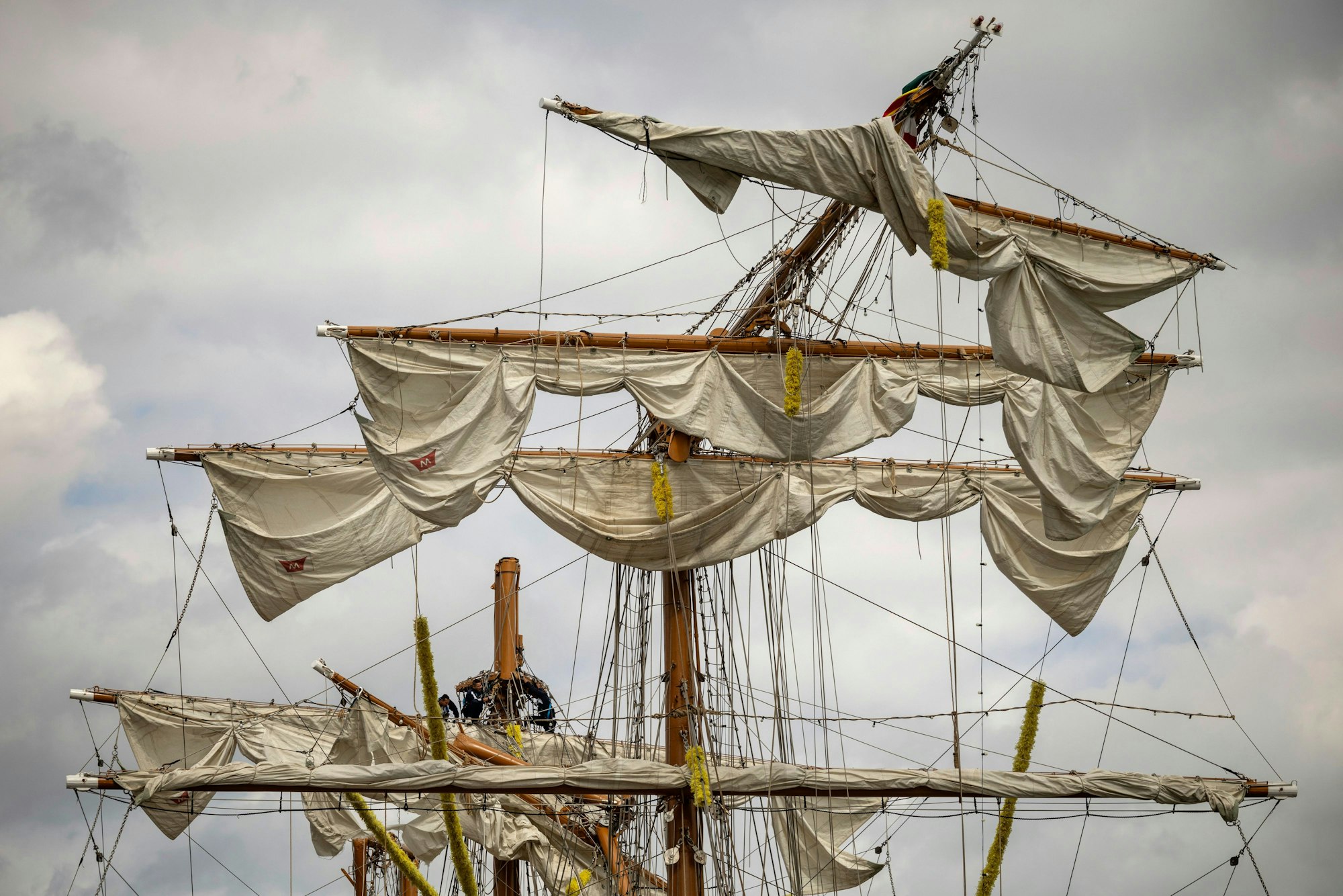 18.05.2025, USA, New York: Besatzungsmitglieder arbeiten am Mast der Cuauhtémoc, einem Schulschiff der mexikanischen Marine, am Pier 35, nachdem es mit der Brooklyn Bridge kollidiert war. Foto: Yuki Iwamura/FR171758 AP/AP/dpa +++ dpa-Bildfunk +++