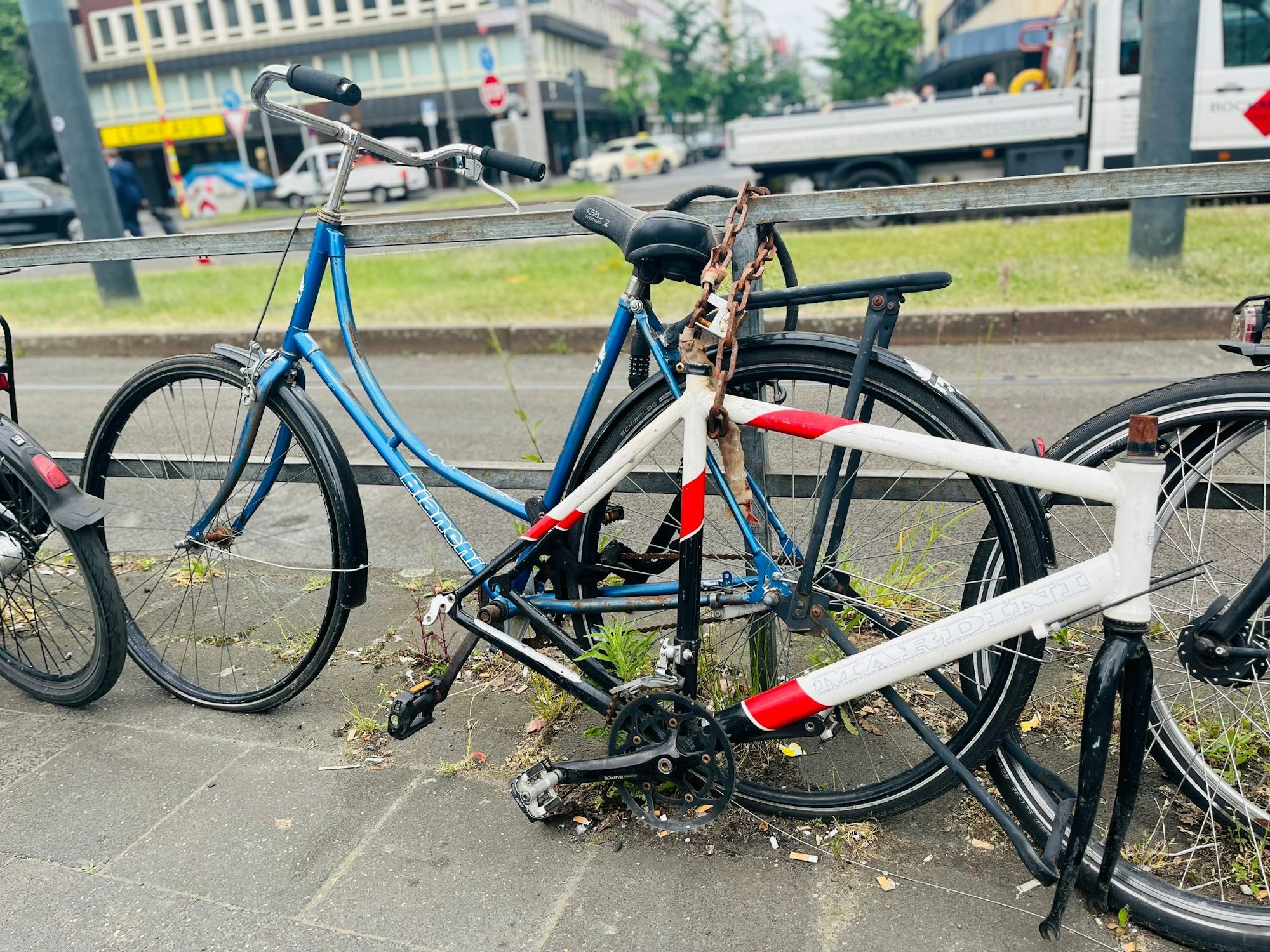 Ein stark beschädigtes Fahrrad steht am Düsseldorfer Hauptbahnhof. Die Stadt hat im Rahmen einer Stadtsauberkeitsoffensive in diesem Jahr bis Mitte Mai bereits über 1.500 Schrotträder entfernt.