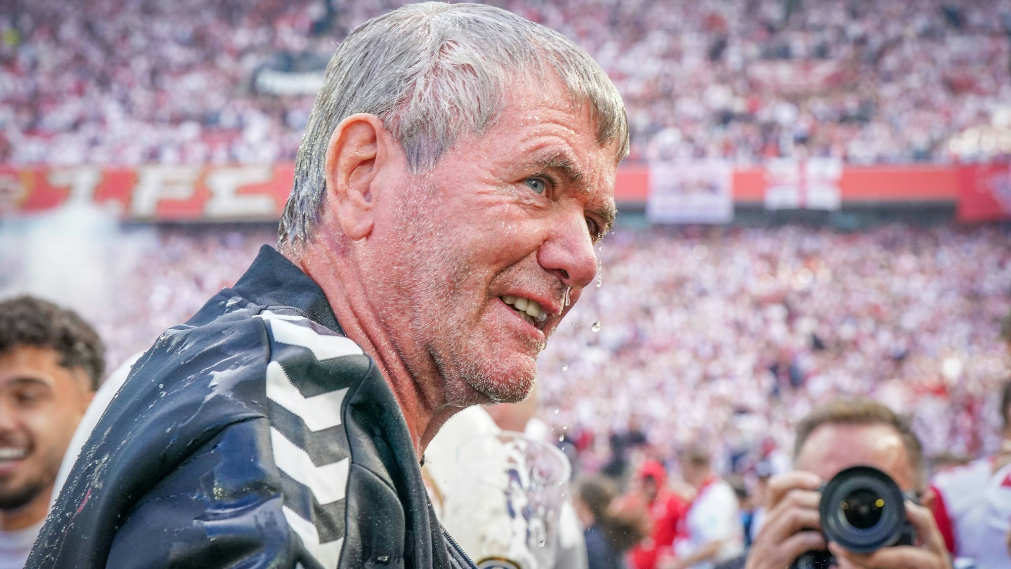 Friedhelm Funkel feiert den Aufstieg mit dem 1. FC Köln.