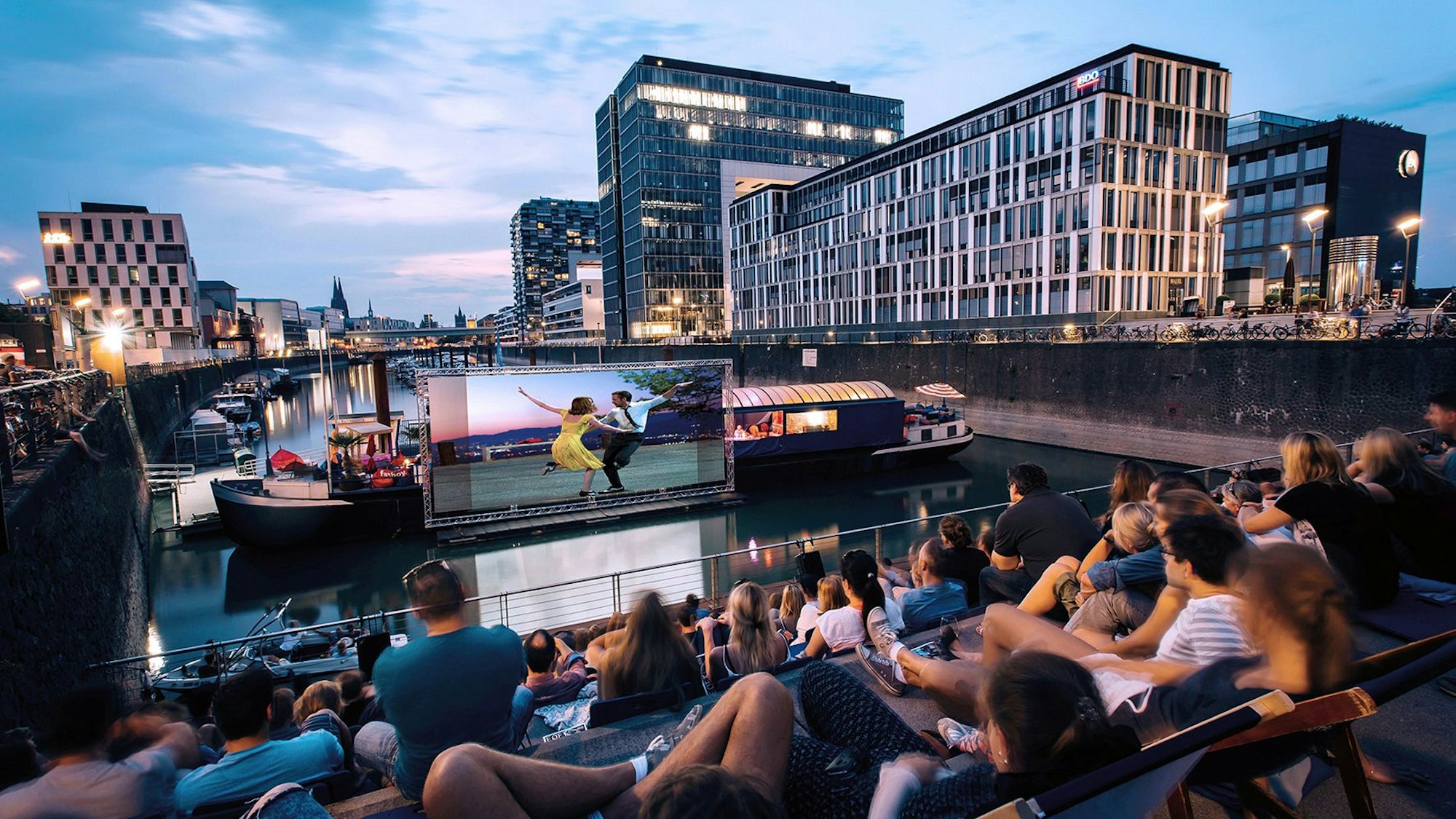 Besondere Kulisse: Das Open-Air-Kino im Rheinauhafen.