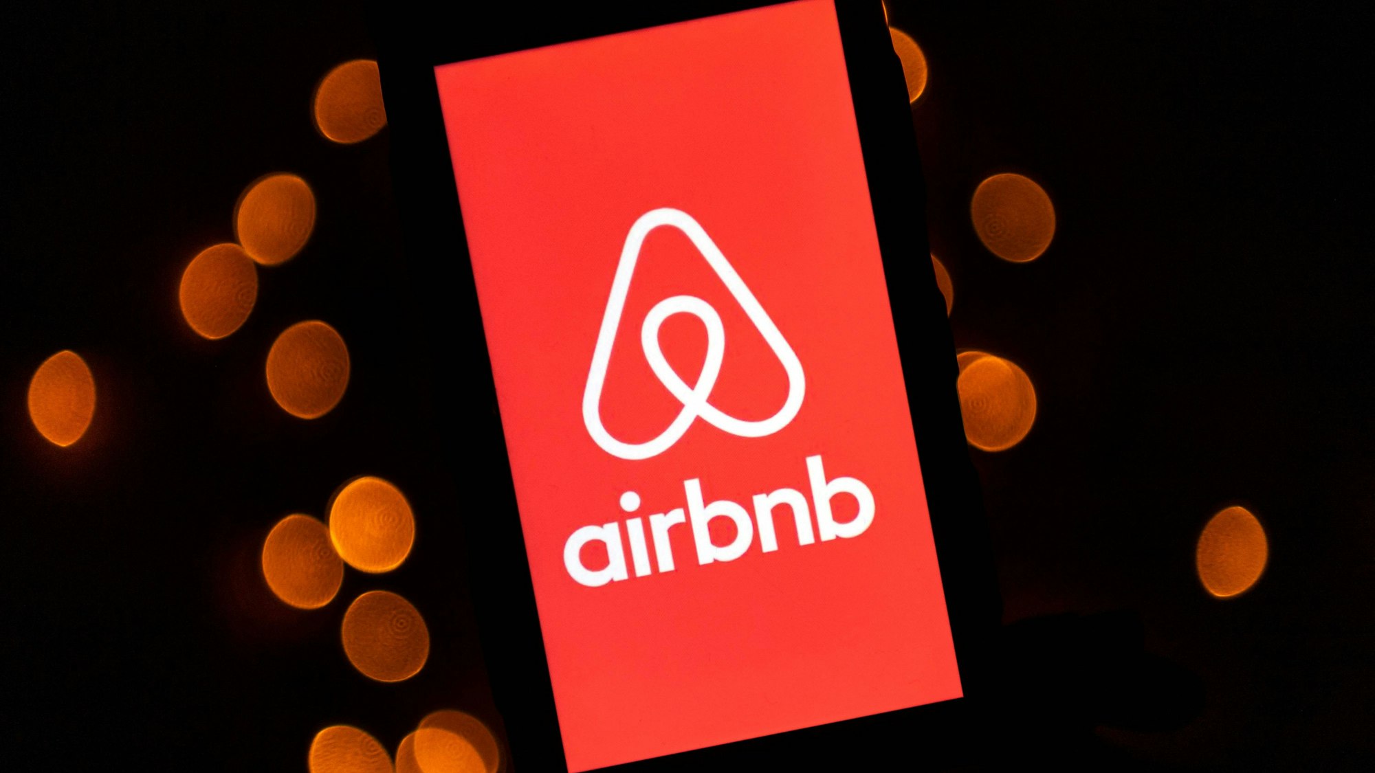 Das Airbnb-Logo symbolisiert die Plattform für Ferien Unterkünfte. (Symbolbild)