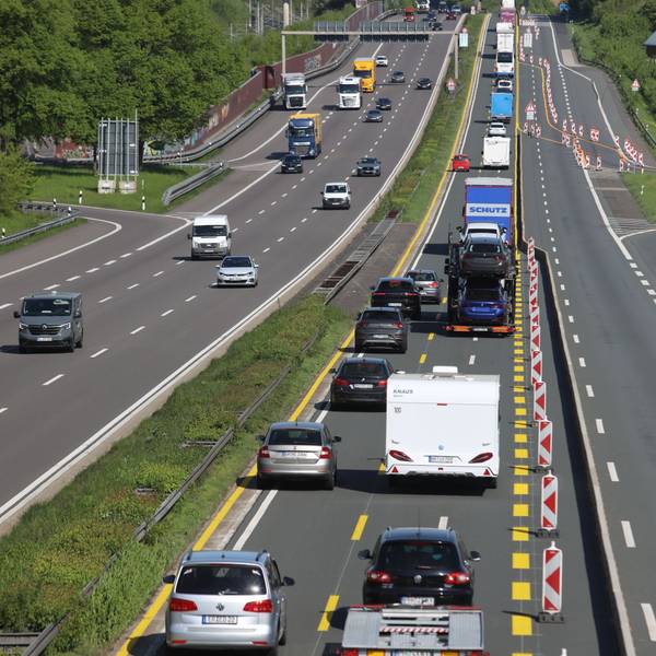 Eine sechsspurige Autobahn, auf der rechten Seite sind nur zwei Spuren frei.