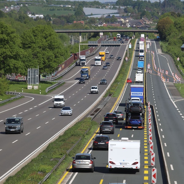 Eine sechsspurige Autobahn, auf der rechten Seite sind nur zwei Spuren frei.