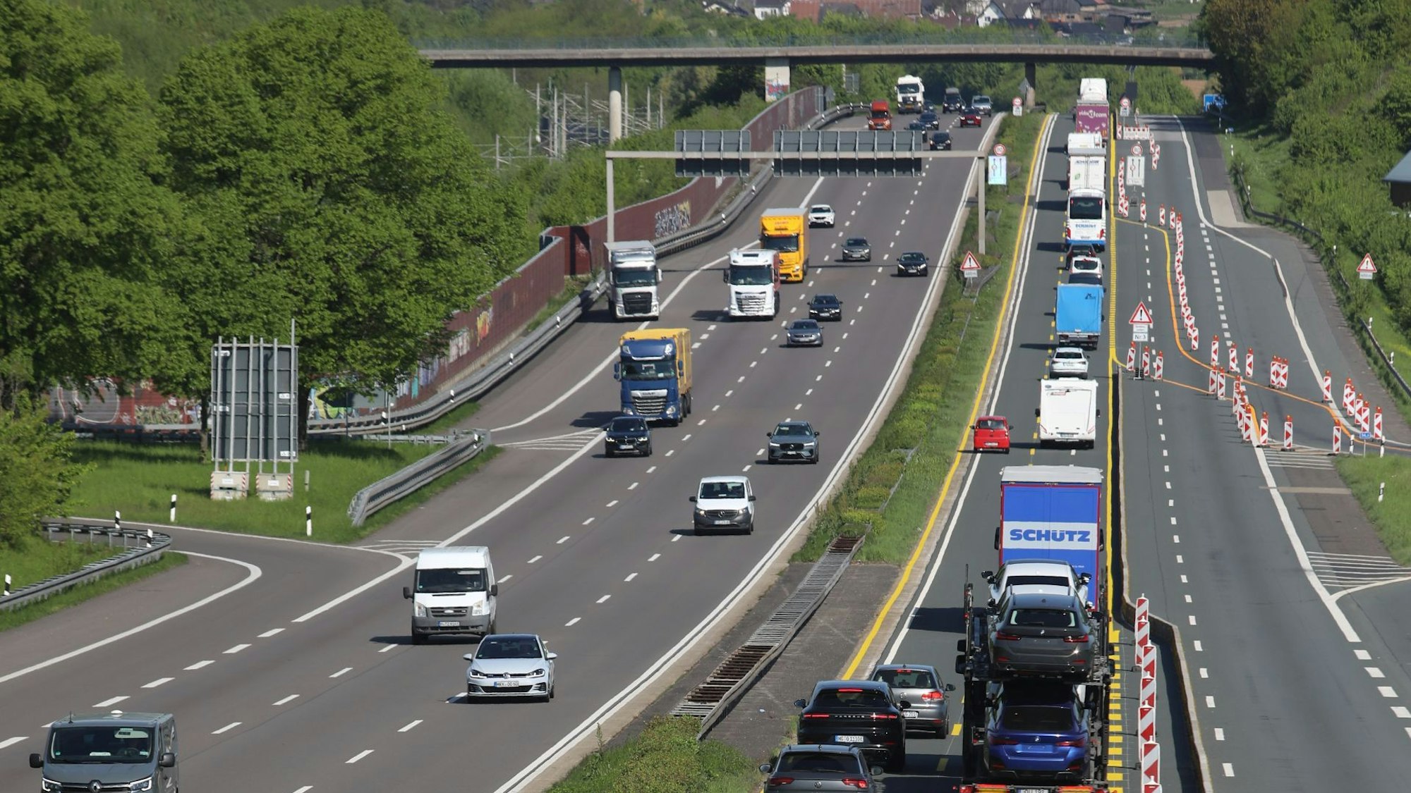 Eine sechsspurige Autobahn, auf der rechten Seite sind nur zwei Spuren frei.