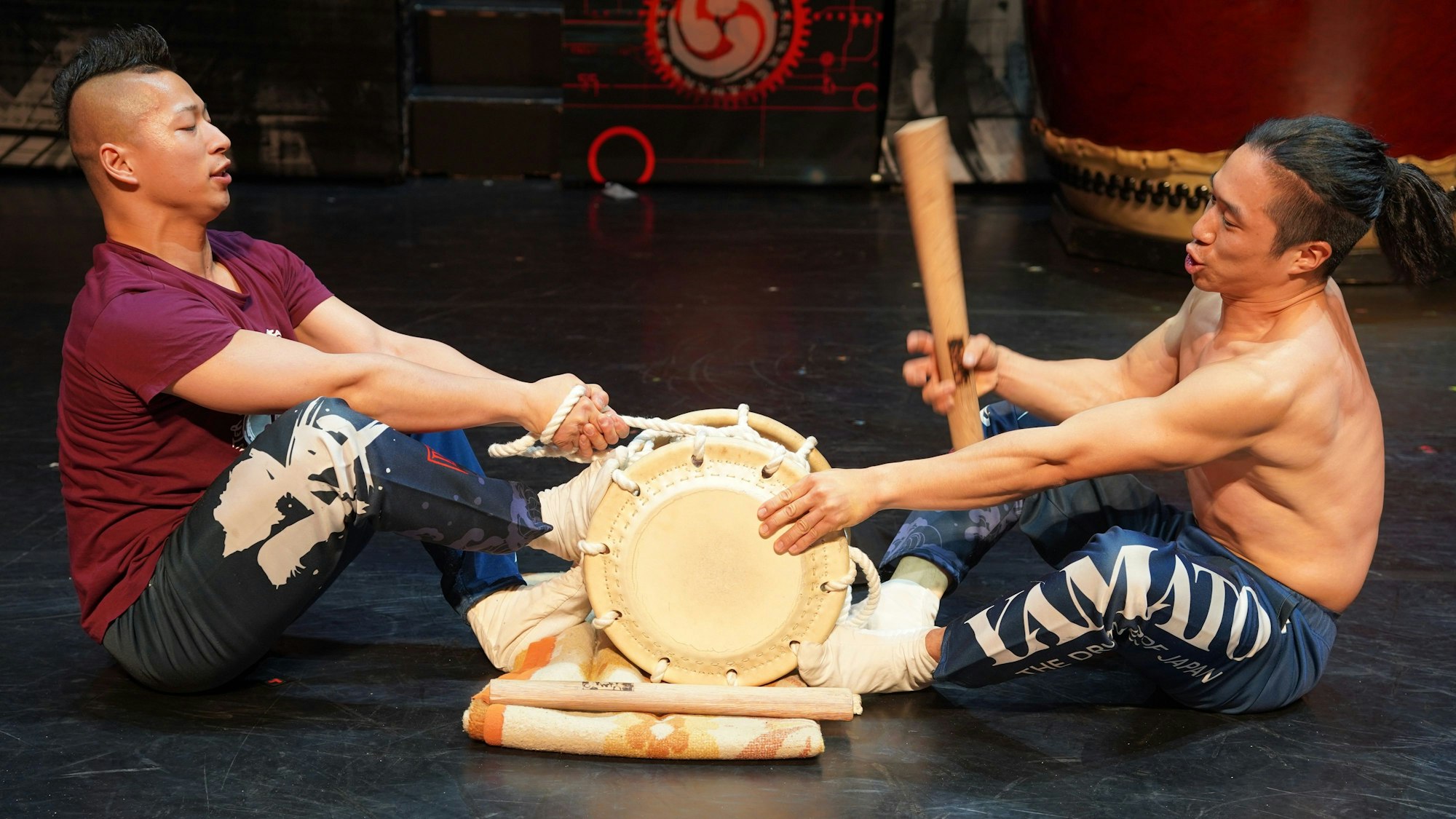 Die kleinsten Trommeln müssen regelmäßig unter großer Anstrengung neu gespannt werden.