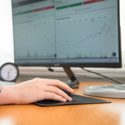 ILLUSTRATION - Ähnliche Entwicklung, ähnliche Kosten: Der ETF-Anbieter Amundi führt am 21. Februar 2025 zwei MSCI-World-Indexfonds zusammen.