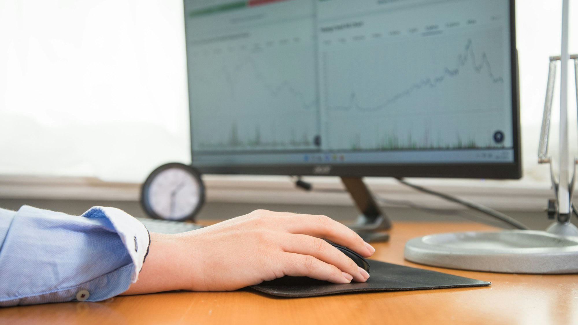 ILLUSTRATION - Ähnliche Entwicklung, ähnliche Kosten: Der ETF-Anbieter Amundi führt am 21. Februar 2025 zwei MSCI-World-Indexfonds zusammen.