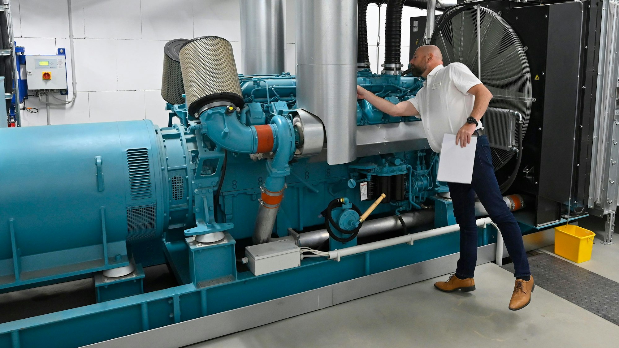 Notstromaggregat, das mit Heizöl befeuert wird und 16 Zylinder hat.