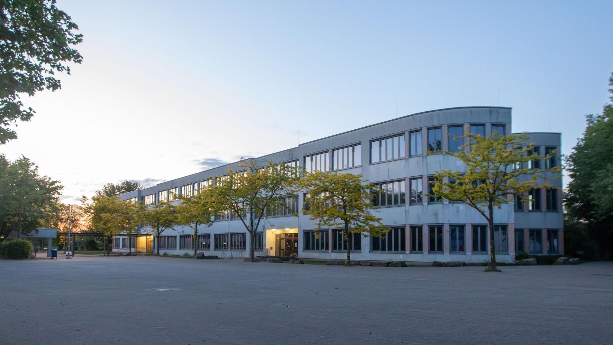 Das Lessing-Gymnasium auf dem Gelände des Schulzentrums Heerstraße in Porz-Zündorf von außen