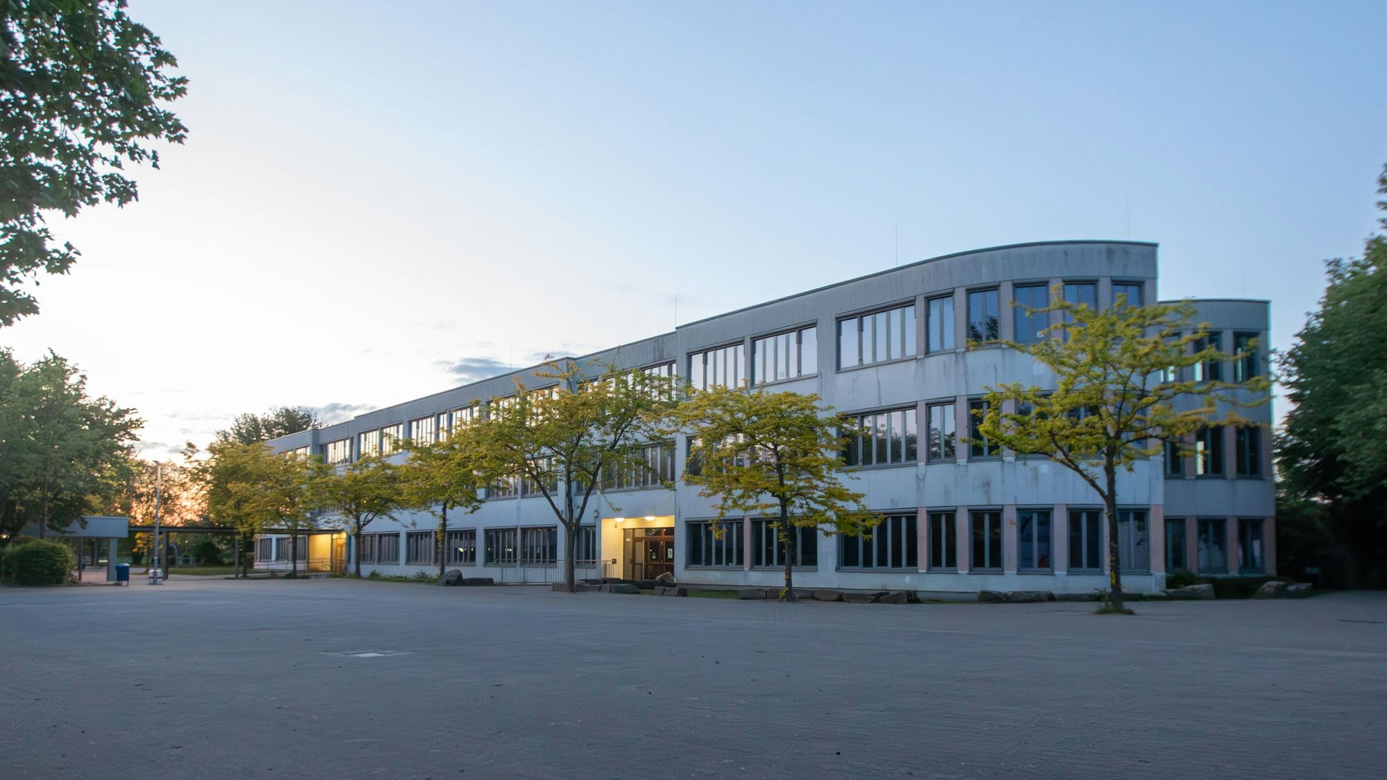 Das Lessing-Gymnasium auf dem Gelände des Schulzentrums Heerstraße in Porz-Zündorf von außen