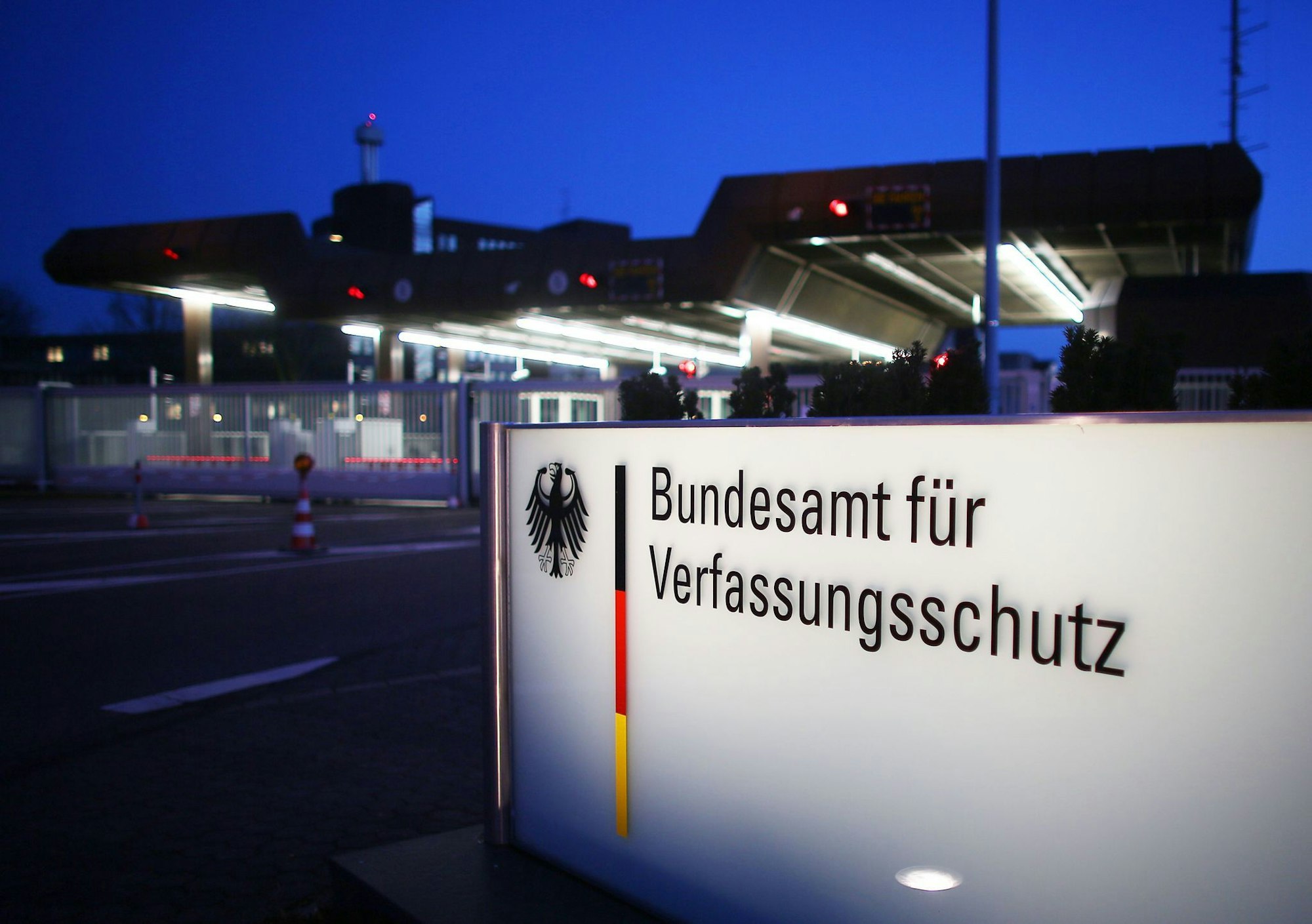 Das Bundesamt für Verfassungsschutz hat wegen des laufenden Verfahrens gegenüber dem Gericht eine sogenannte Stillhaltezusage abgegeben (Symbolbild)
