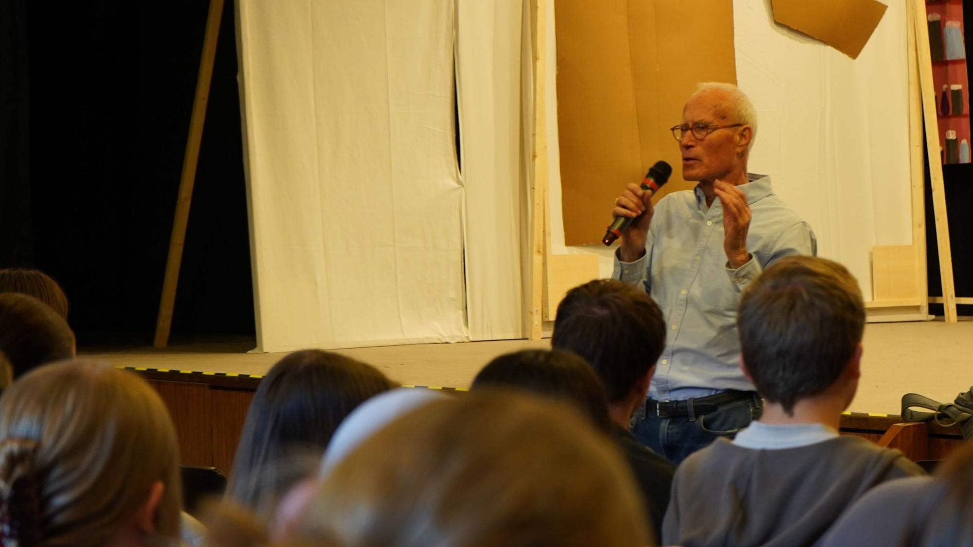 Das Foto zeigt Dr. Thomas Gabelin in der Willy-Brandt-Gesamtschule.