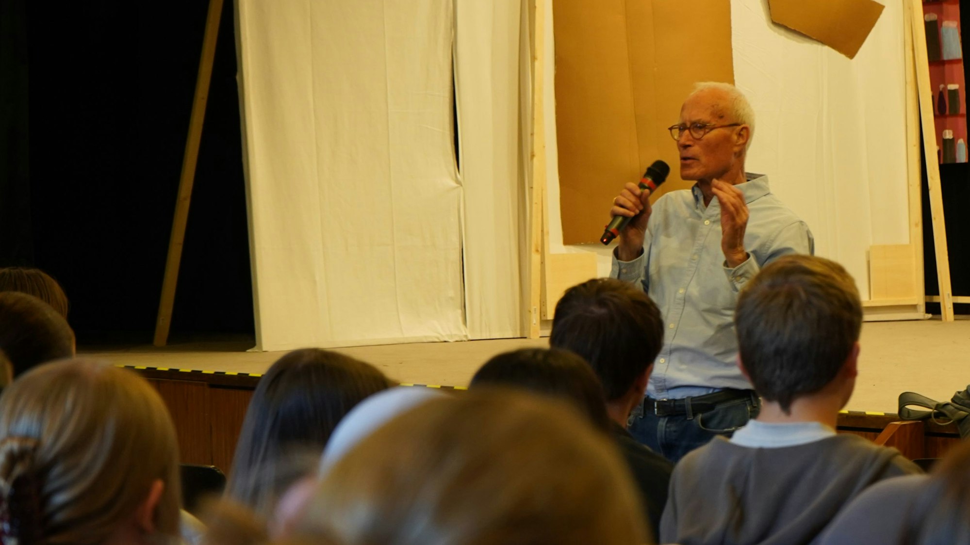 Das Foto zeigt Dr. Thomas Gabelin in der Willy-Brandt-Gesamtschule.