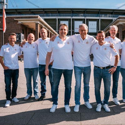 Sven-Georg Adenauer (vorne Mitte) mit Thorsten Kiesewetter (v.l.) und Martin Hollweck (v.r.) sowie dem sechsköpfigen Kompetenzteam mit Roland Koch (3.v.r.).