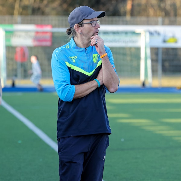 SSV-Trainer Torsten Reisewitz nachdenklich am Spielfeldrand.