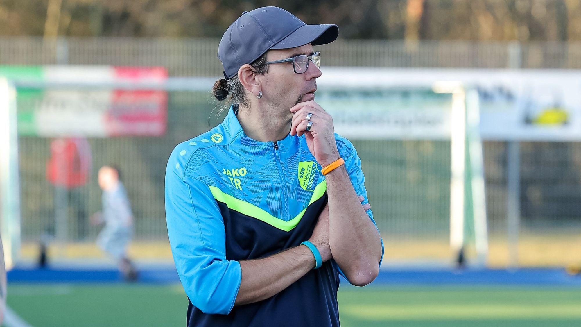 SSV-Trainer Torsten Reisewitz nachdenklich am Spielfeldrand.
