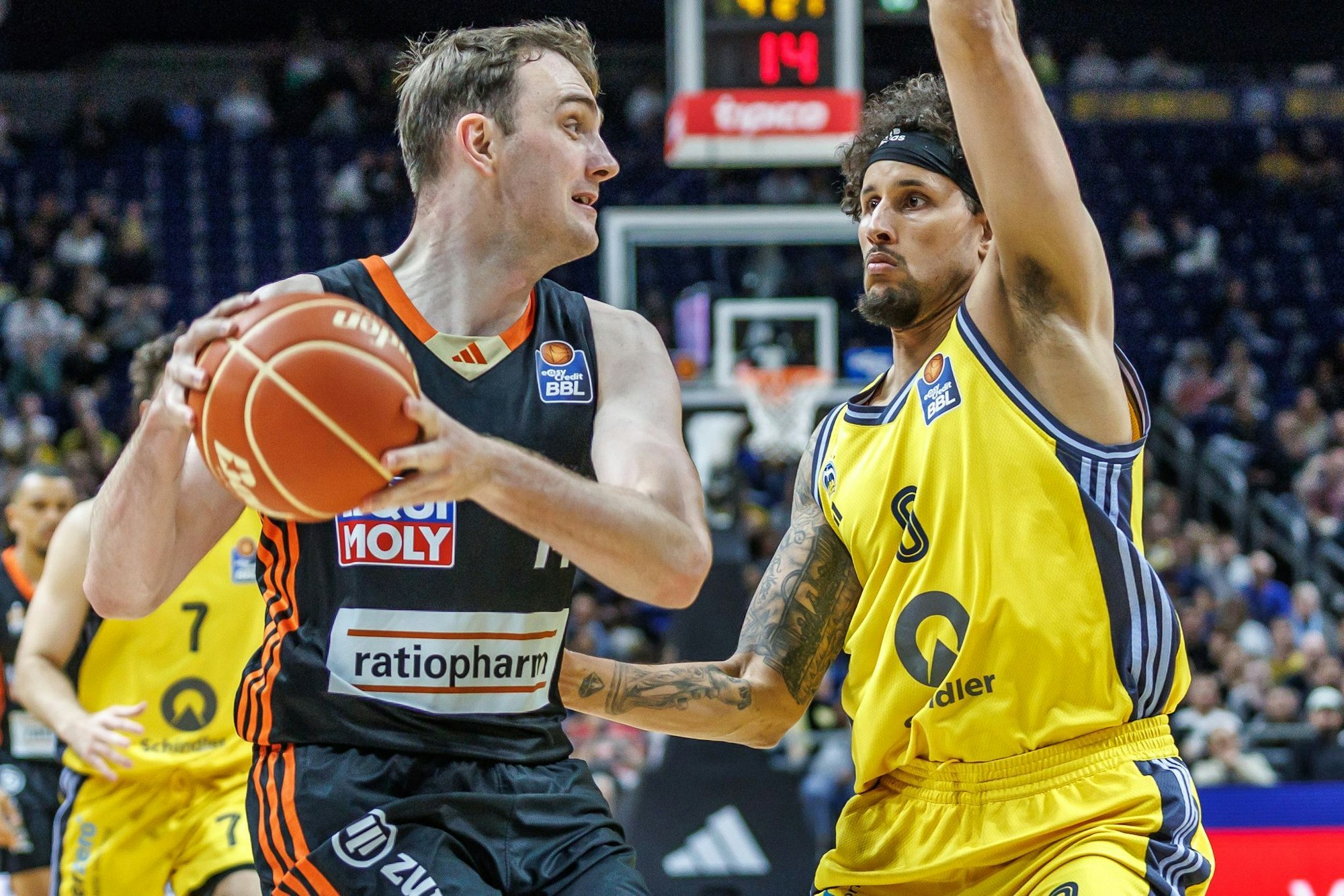 Philipp Herkenhoff (l) setzt sich mit seinen Ulmern gegen Michael Kessens und Alba Berlin durch.