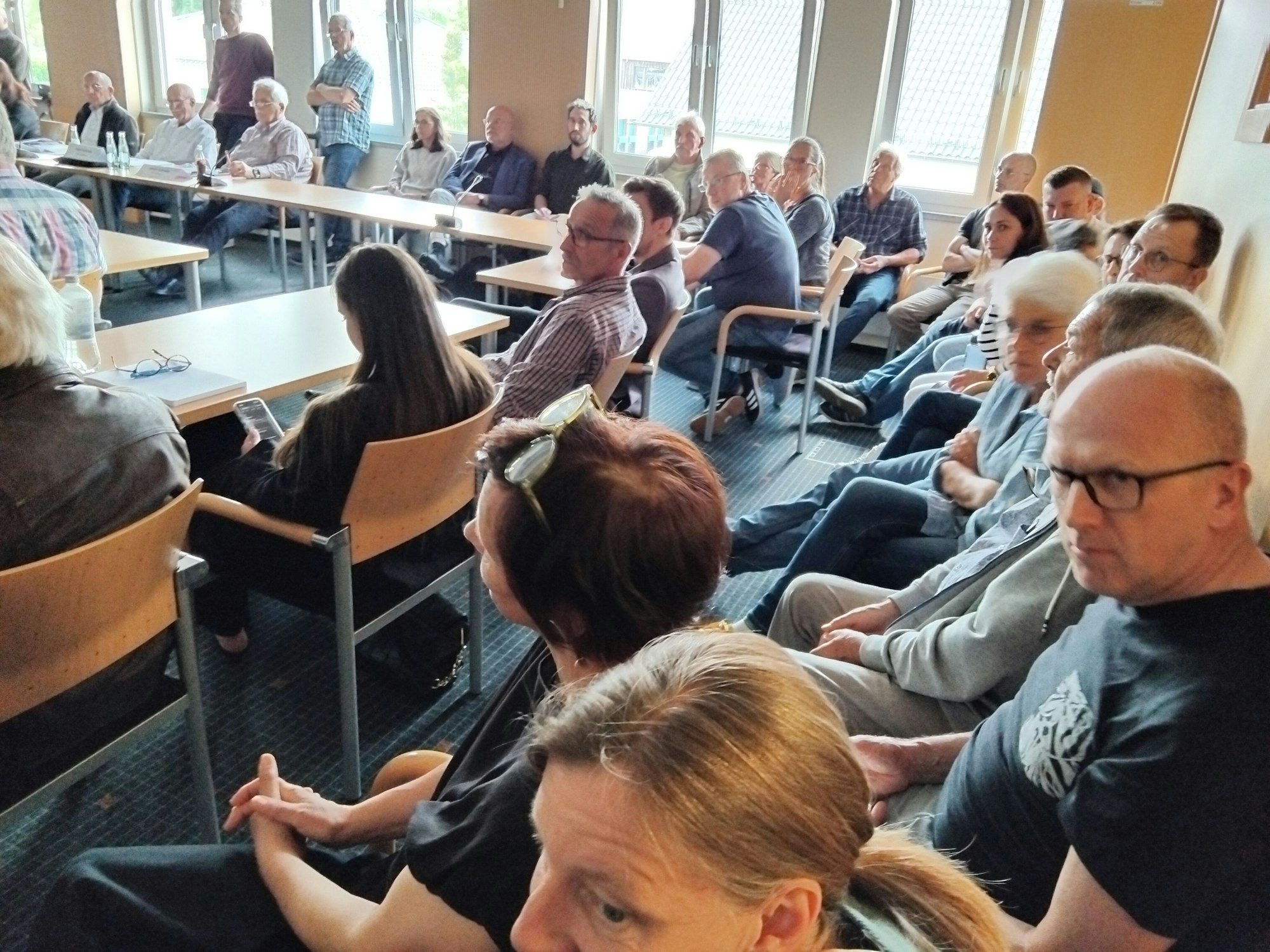 Viele Bürgerinnen und Bürger verfolgten die Diskussion über den Straßenendausbau in Wolperath.