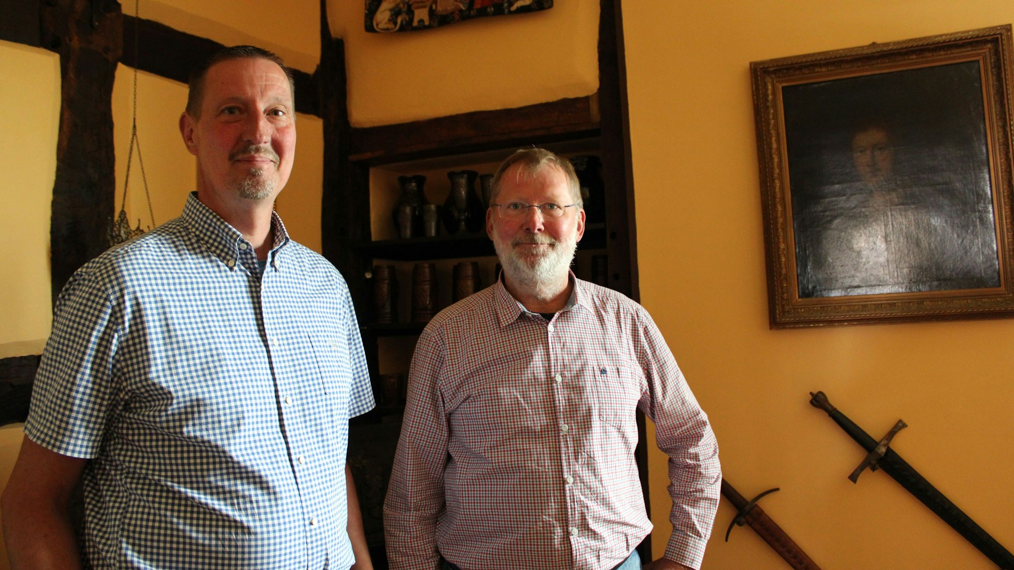 Peter Prahl (l.) und Gerd Melchior (r.) und leben in der Burg Hausdorp, dem ältesten weltlichen Gebäude Lohmars.