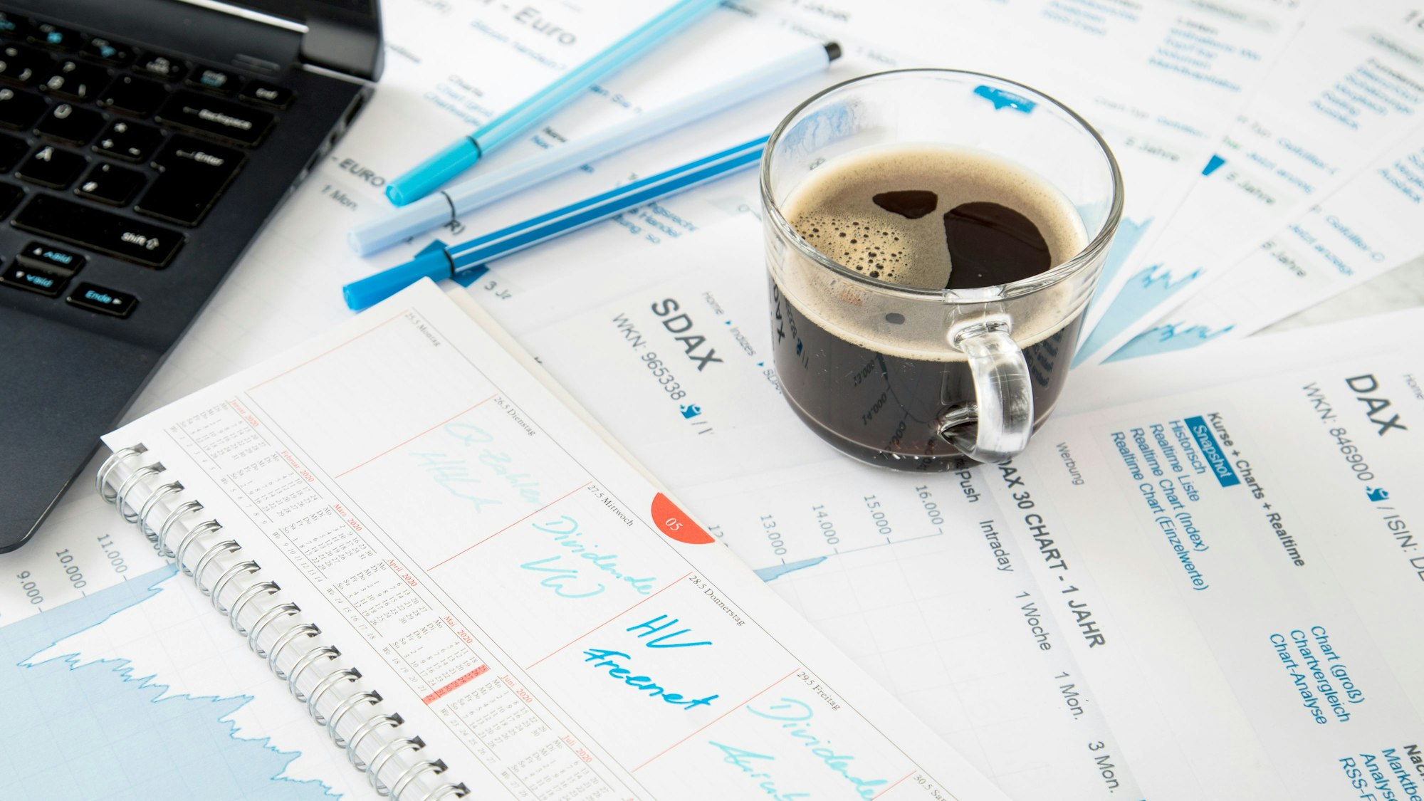 Wer in diesem Jahr Dividendenaktien hält, kann sich freuen: Börsennotierte Unternehmen in Deutschland schütten viele Gewinne aus. Aber Achtung: Die Erträge müssen versteuert werden.