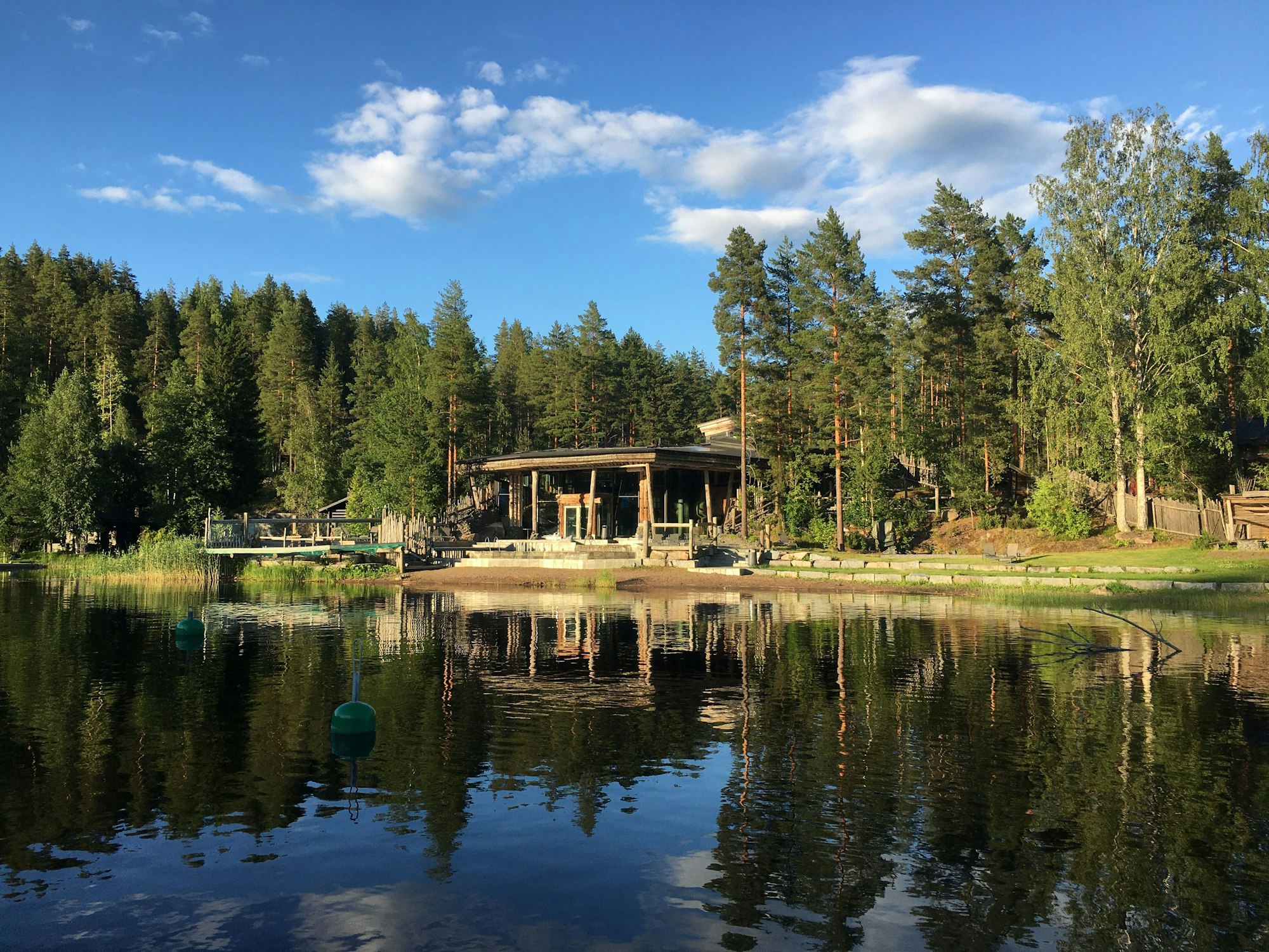 Lake Spa Hütte an einem Seeufer in Finnland.