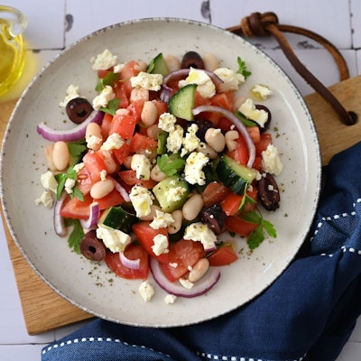 Griechischer Klassiker: Der Bauernsalat vereint knackig-frisches Gemüse mit mediterranen Aromen.