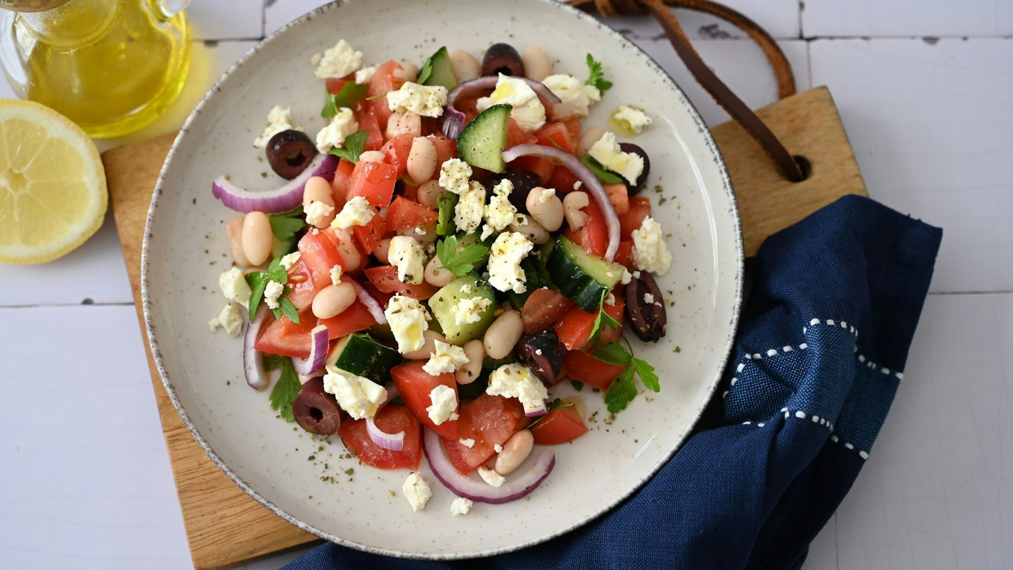 Griechischer Klassiker: Der Bauernsalat vereint knackig-frisches Gemüse mit mediterranen Aromen.