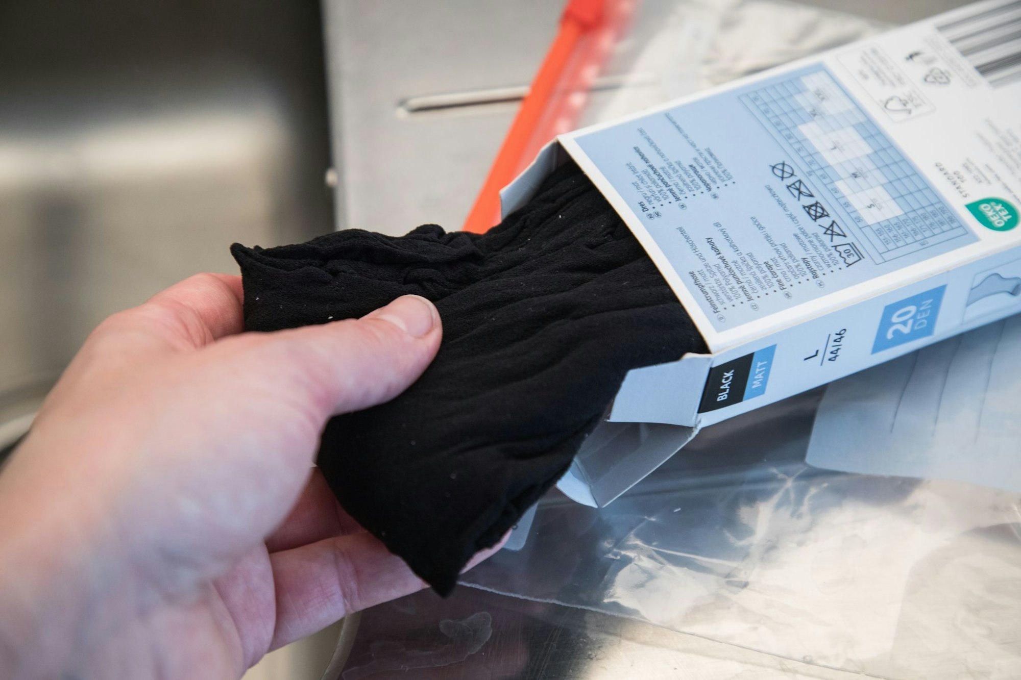 Strumpfhosen sind dafür bekannt, schnell einzureißen. Wird sie mit Hilfe eines Lifehacks widerstandsfähiger?