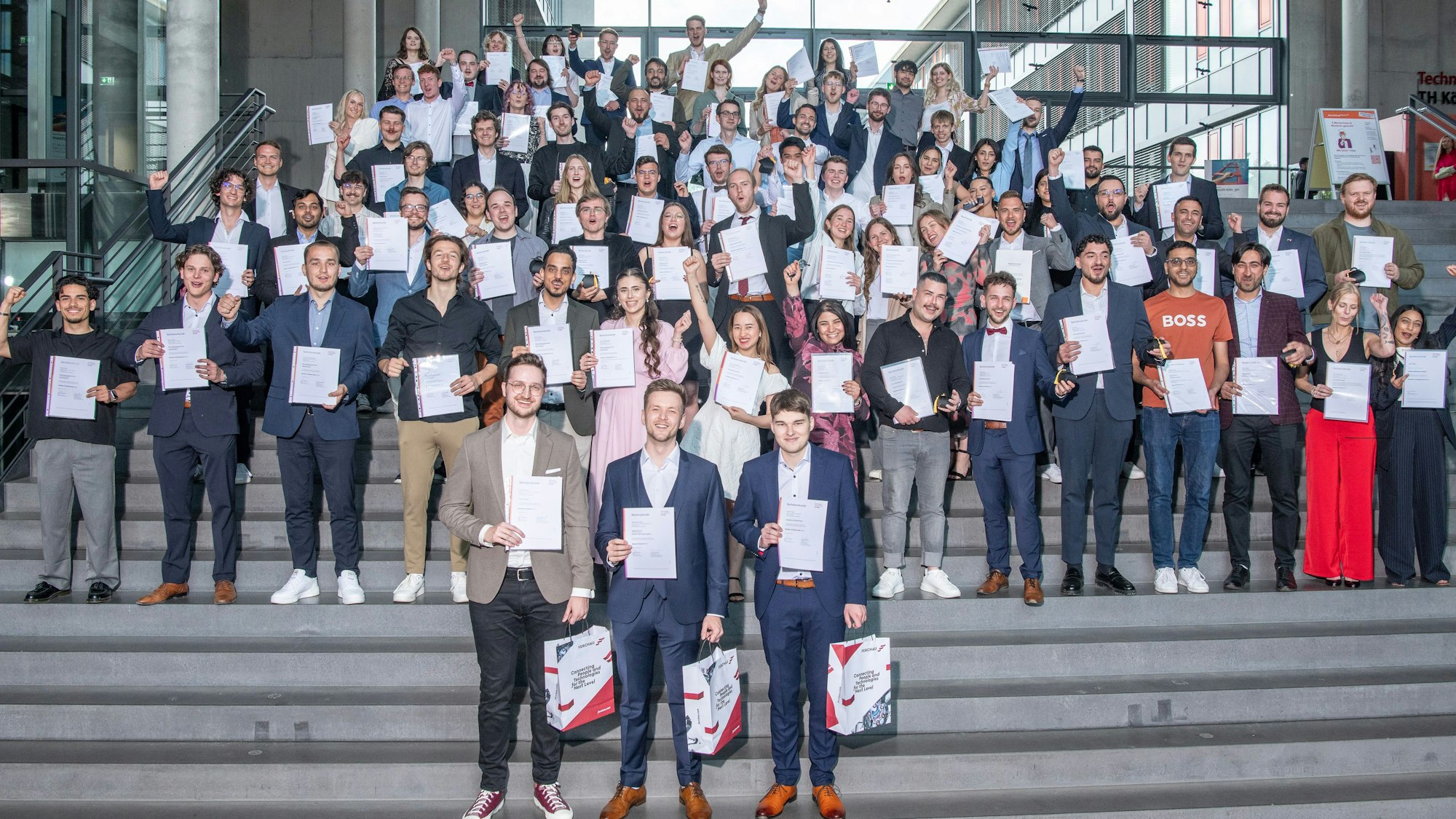 Absolventinnen und Absolventen auf dem TH-Campus in Gummersbach.