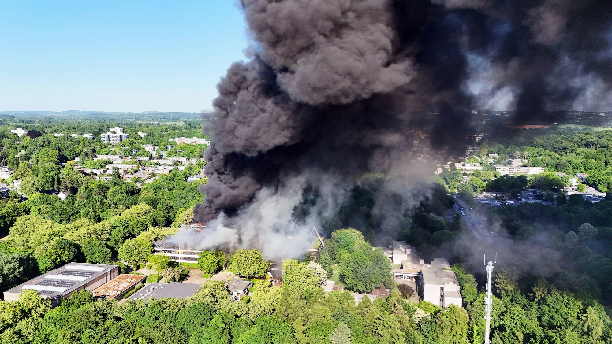 Eine schwarze Rauchwolke war bei dem verheerenden Brand in zwei Schulen in Erkrath bei Düsseldorf entstanden.