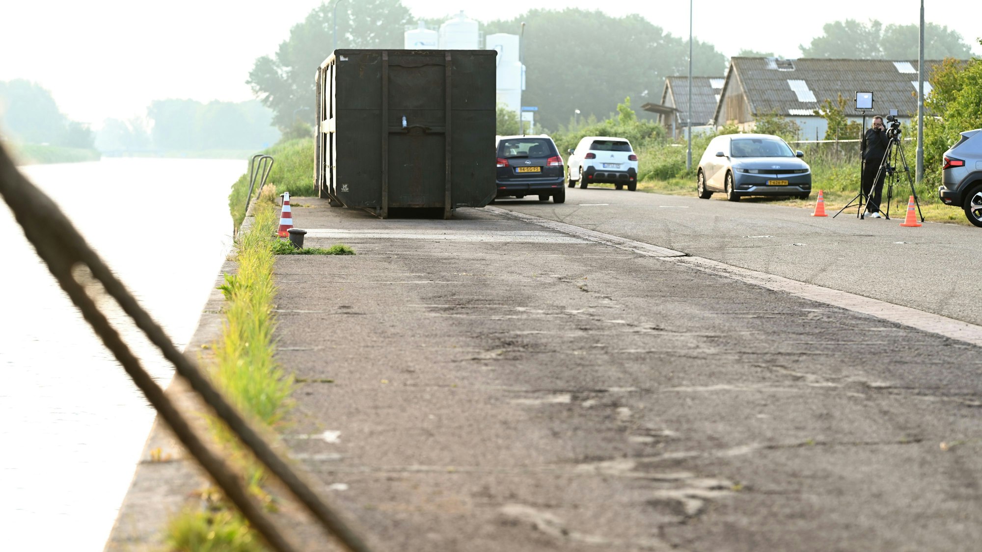Pressevertreter stehen am Pier des Hafens, wo ein Auto nach der Bergung aus dem Hafenbecken zunächst abgestellt und abtransportiert wurde. Bei der Suche nach den beiden vermissten Kindern im Nordosten der Niederlande hat die Polizei ein Auto mit mehreren Leichen gefunden.