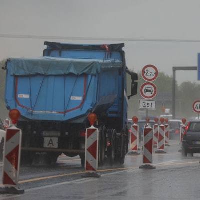 Zu sehen ist eine Baustelle auf einer Autobahn.