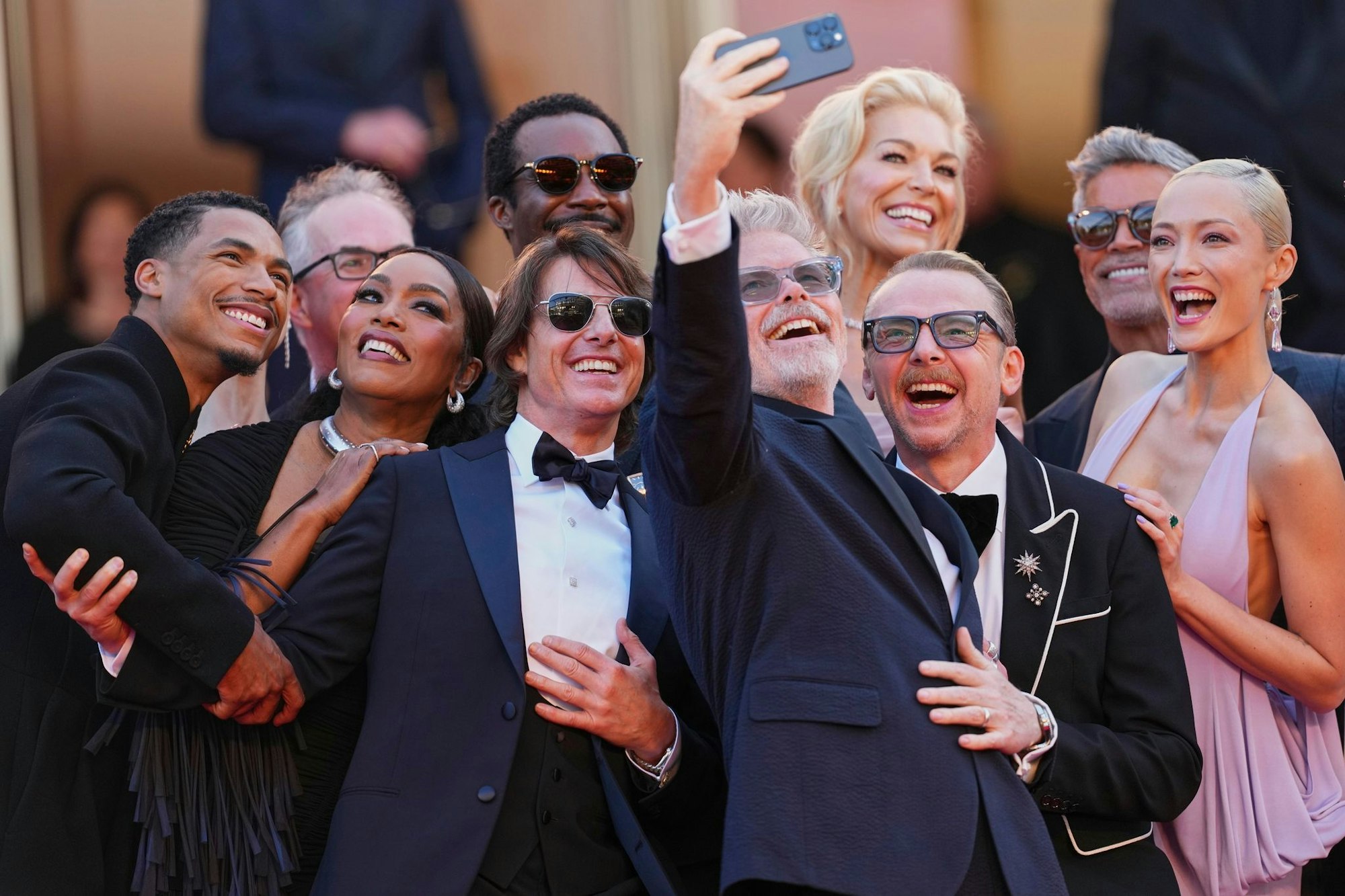 Das Filmteam macht vor dem Eintritt in den Festivalpalast noch schnell ein Selfie. (Archivbild)